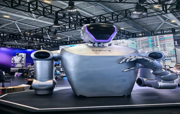 Option A: Robot Flagship & Sci-Fi Dining Route